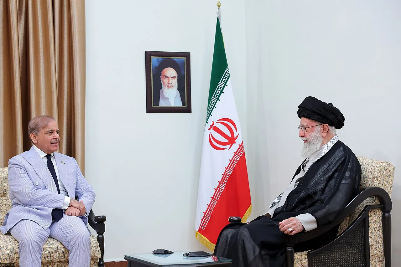 Pakistans premierminister Shehbaz Sharif og hans delegation mødes med Ayatollah Ali Khamenei, Irans øverste leder. Billedet er fra mandagens møde.