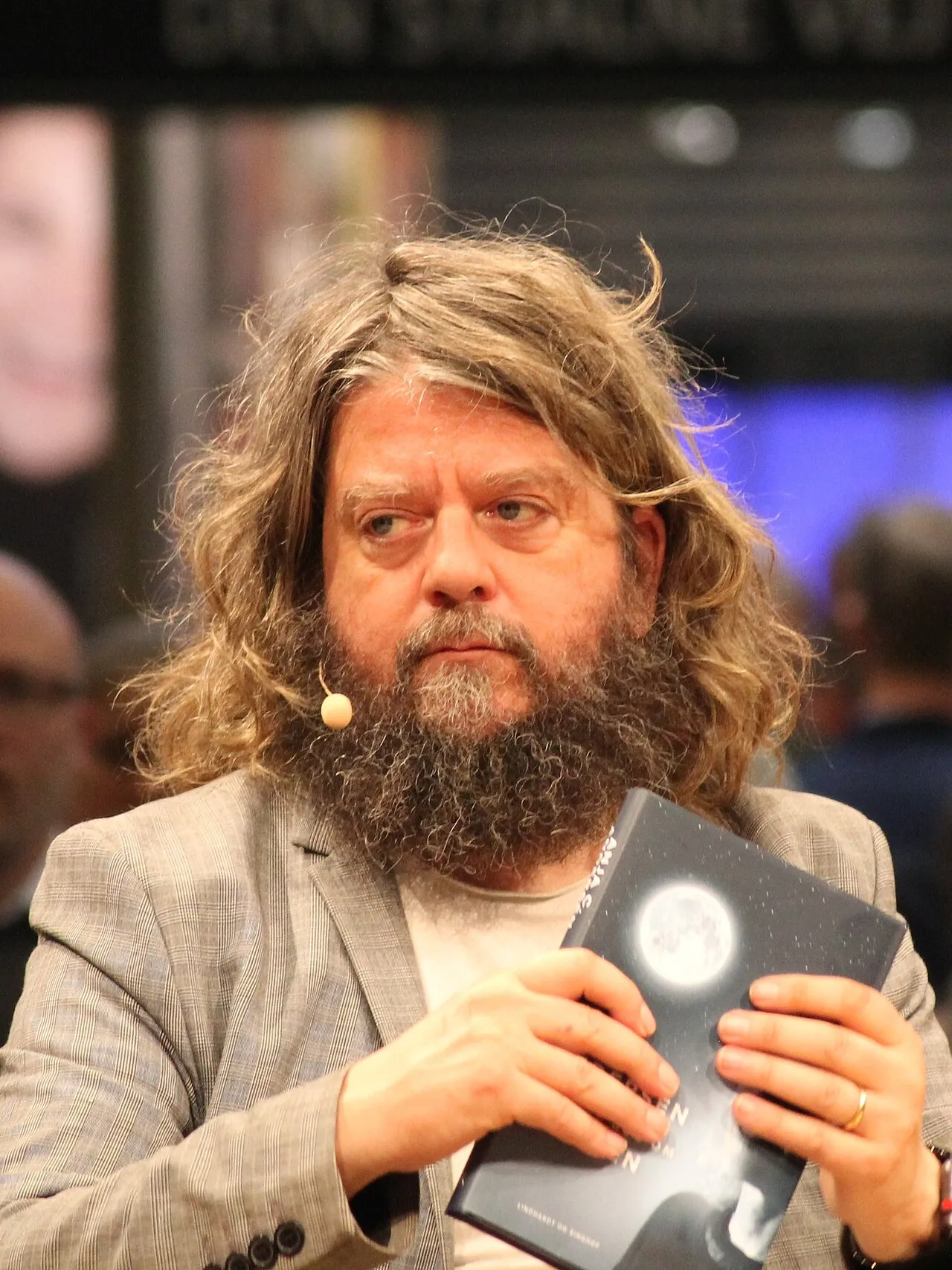 Anders Lund Madsen ses på Bogforum 2019. Billedet er taget i forbindelse med hans deltagelse på messen.