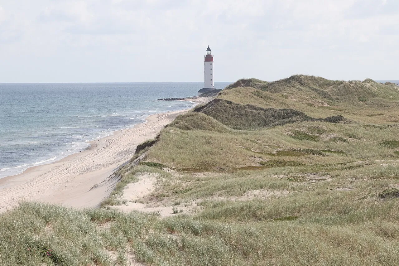 Udsigt over Anholt Nordstrand med fyret i baggrunden. Et kystnært motiv fra Danmark, registreret i databasen for fredede bygninger.