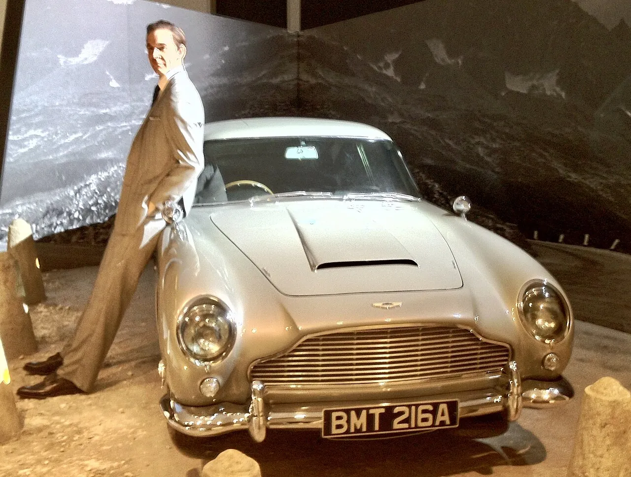 Aston Martin DB5, som er kendt fra James Bond-filmene. Billedet viser bilens ikoniske frontparti og klassiske designlinjer.