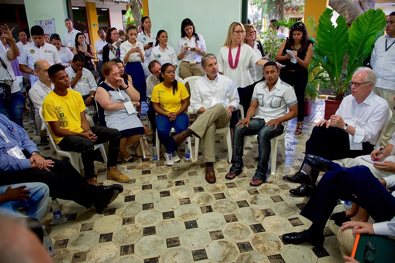 Bernard Aronson, sammen med John Kerry og Kevin Whitaker, taler med konflikt-ramte, tidligere kombattanter og unge i risiko om et jobtræningsprogram i Cartagena. Billedet er taget under et besøg i forbindelse med en fredsceremoni mellem regeringen og FARC.
