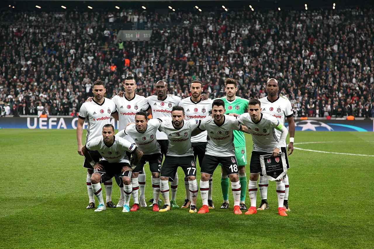 Beşiktaş’ holdfoto taget før start af en UEFA Champions League-kamp mod AS Monaco i november 2017. Spillerne står opstillet før kampen.