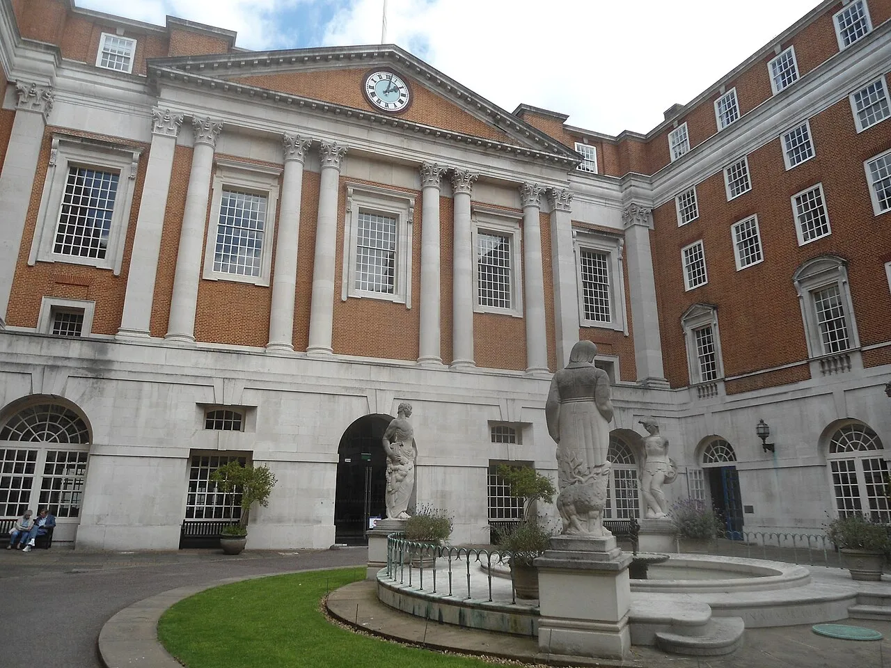 War Memorial ved British Medical Association (BMA) på Tavistock Square i London. Monumentet er skabt af James Woodford og markerer lægers indsats og ofre.