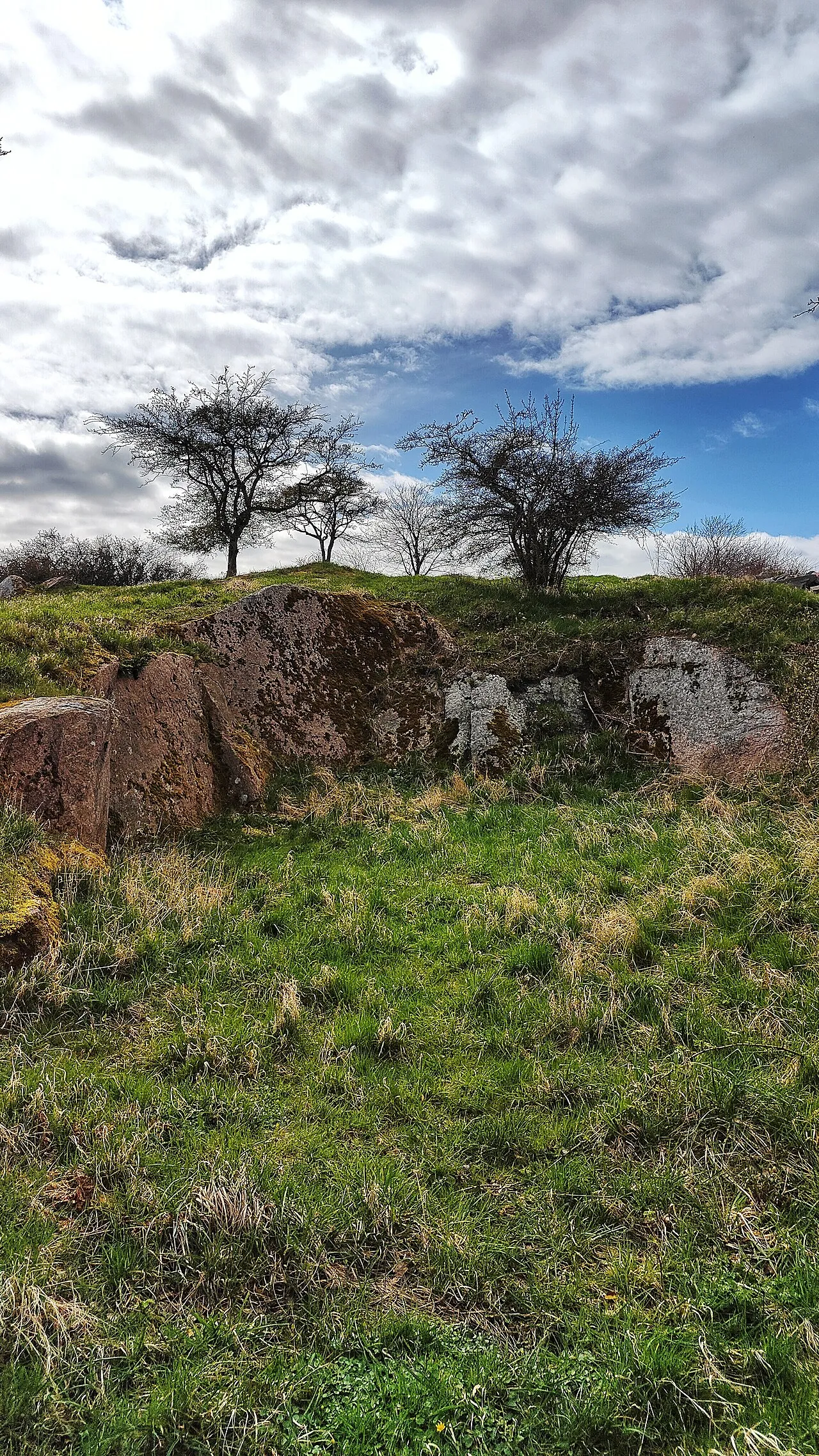 En gammel stenbrud på Bornholm, hvor man kan se, hvordan stenene blev udvundet i oldtiden.