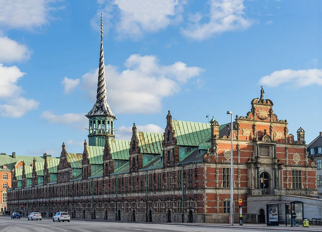 Den tidligere Københavnske børsbygning, Børsen, med karakteristisk arkitektur. Billedet viser bygningen som et historisk vartegn i centrum af København.