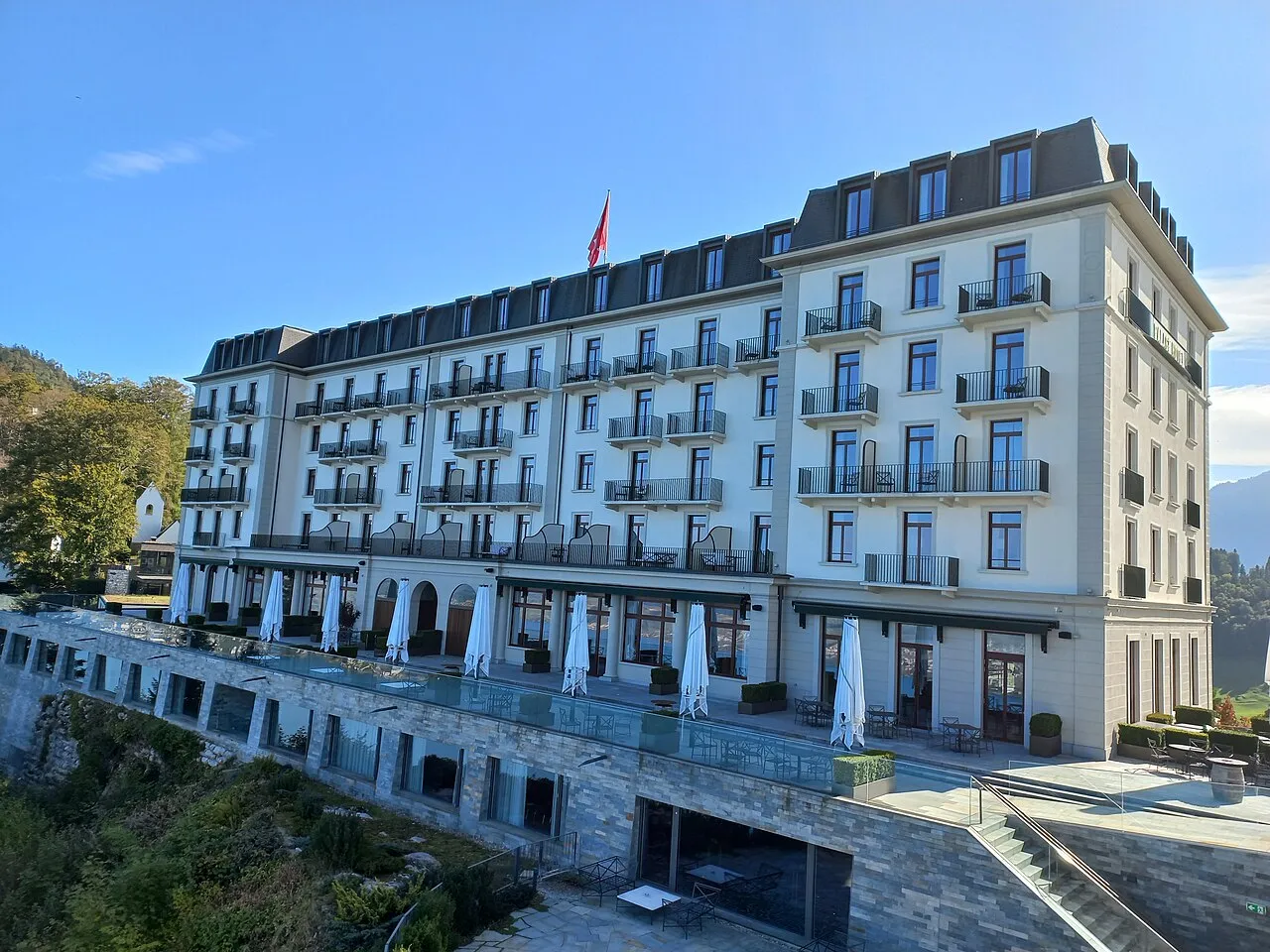 Buergenstock resort-komplekset, her med Hotel Palace, beliggende ved Lucerne-søen i Schweiz. Billedet viser en del af hotellets arkitektur og omgivelser i Nidwalden.