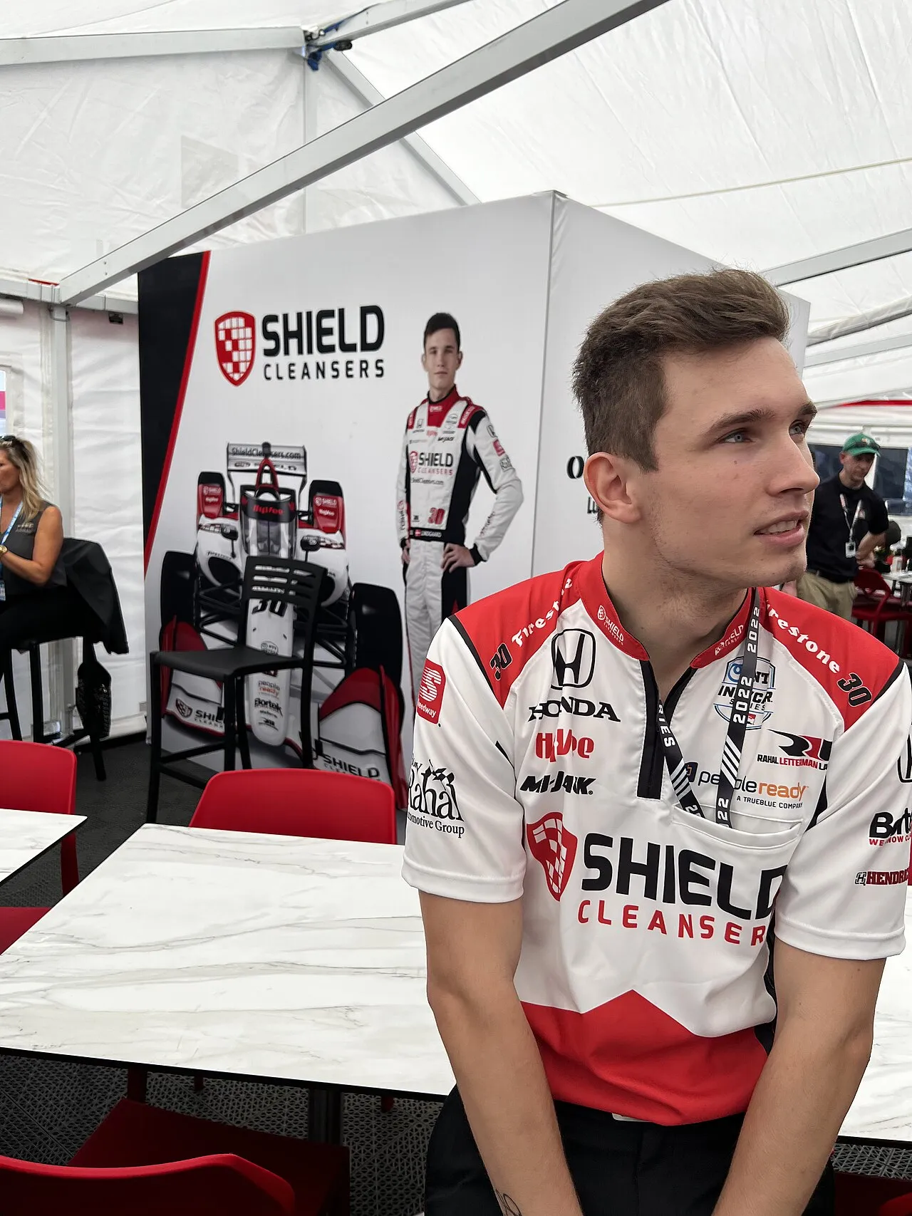 Christian Lundgaard ses i sin IndyCar under et løb ved St. Pete. Billedet fanger motorsportens tempo og hans fokus i cockpittet.