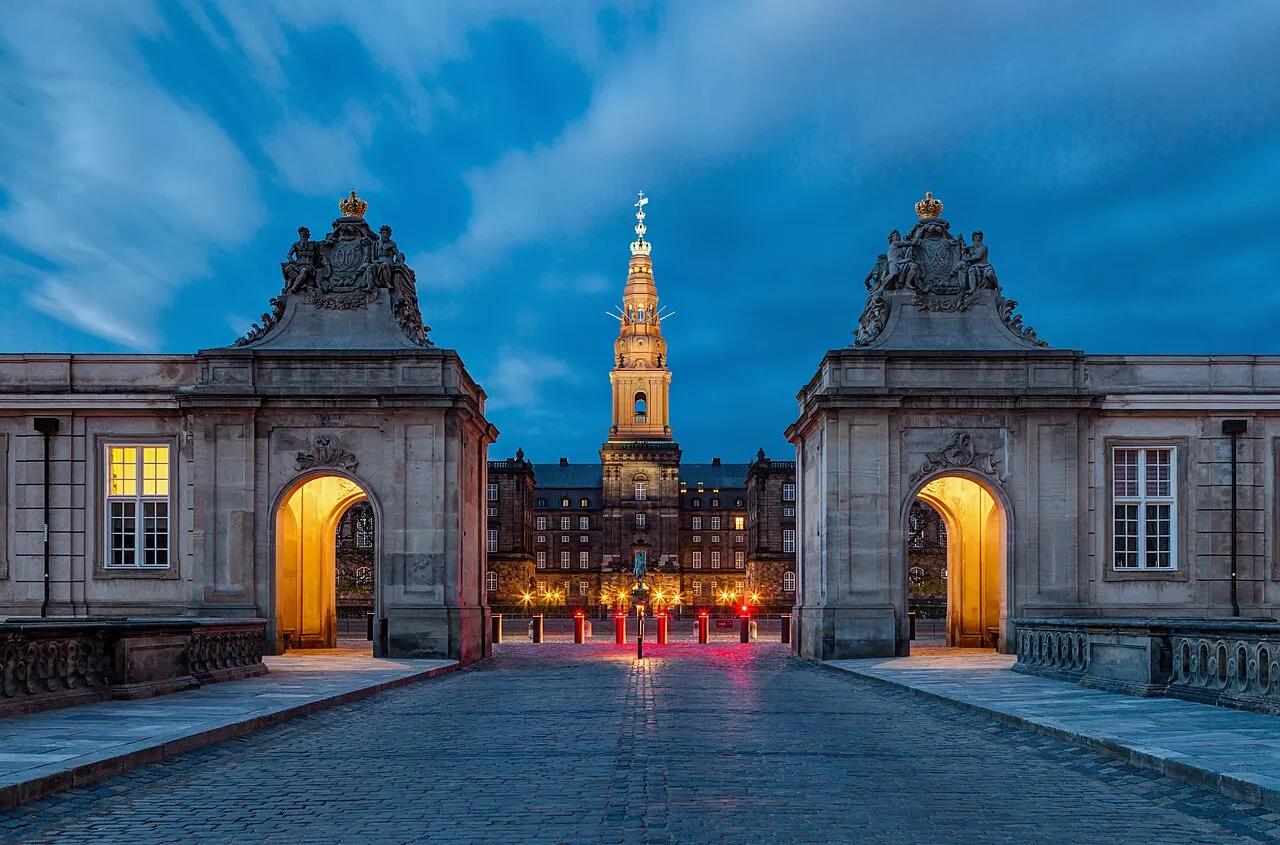 Udsigt til Christiansborg fra marmorbroen i København. Billedet viser bygningens markante placering i byens centrum.