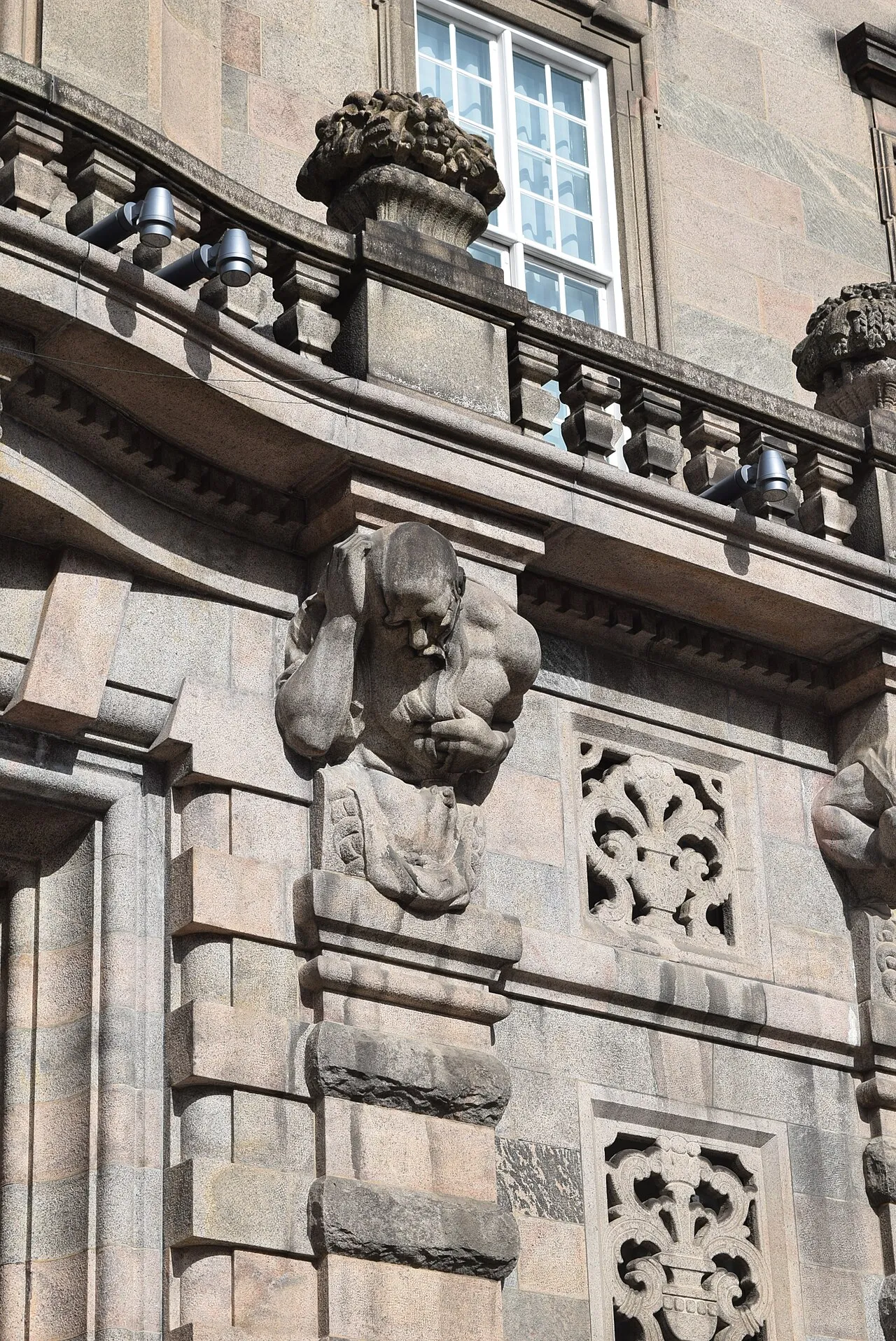 Luftfoto af Christiansborg Slot i København, som huser det danske parlament. Billedet giver et samlet overblik over bygningen og dens placering i byen.