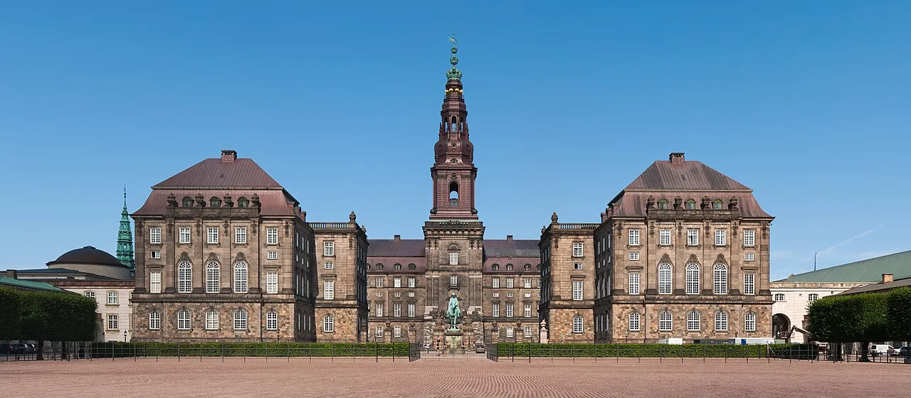 Fotografi af Christiansborg Slot på Slotsholmen i København. Bygningen er et centralt vartegn for dansk politik og administration.
