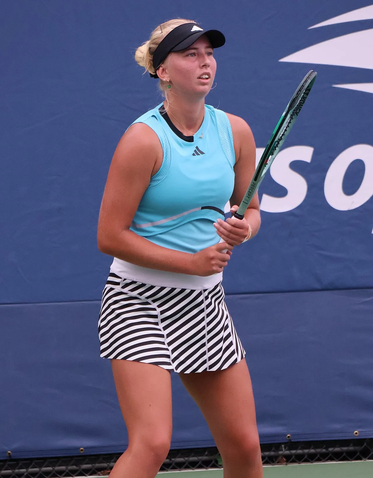 Danish tennisprofilen Clara Tauson ses i aktion ved US Open 2023. Billedet fanger hende i kamp-/turneringssammenhæng.
