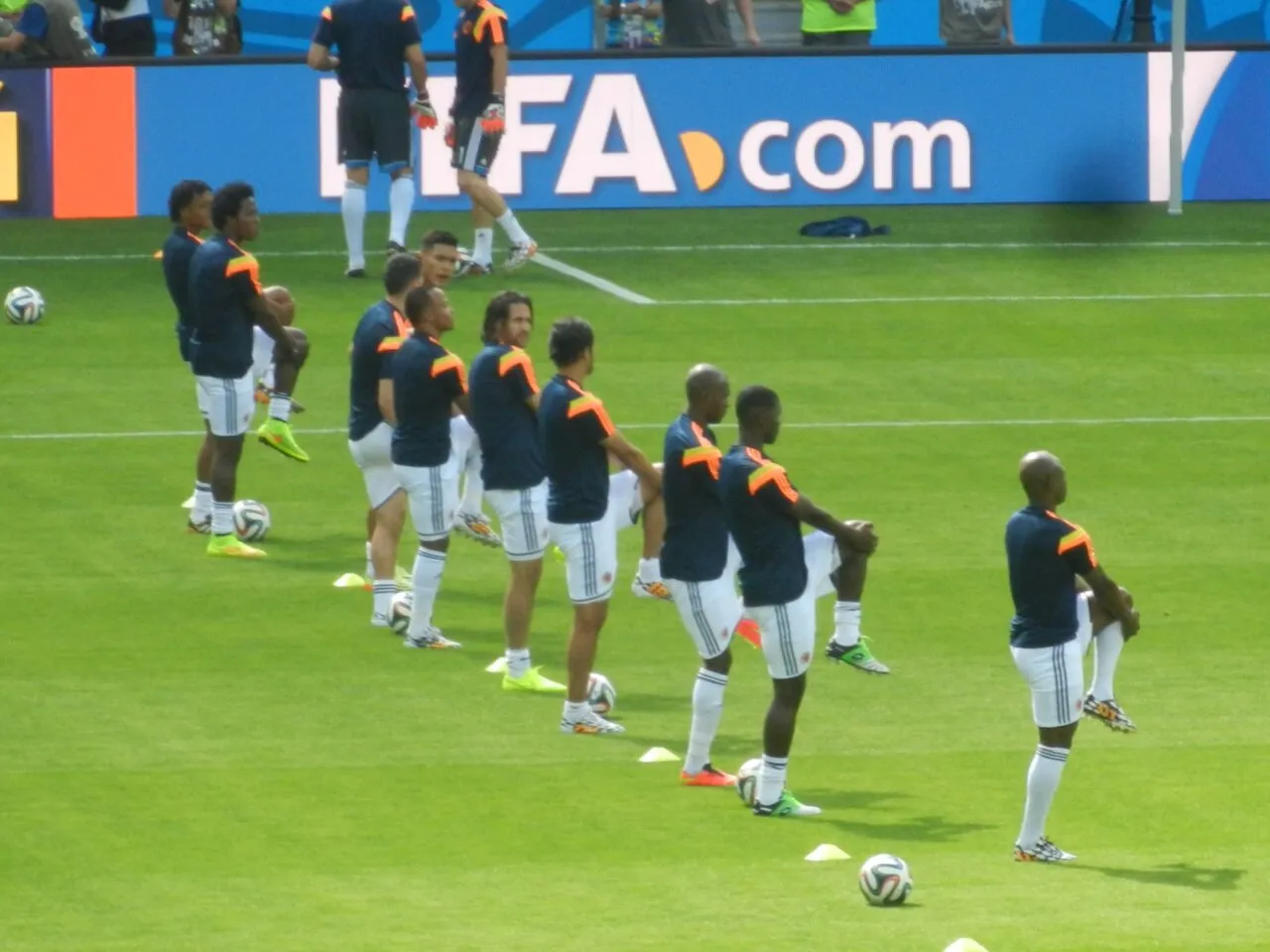 Colombias fodboldlandshold under VM i Brasil 2014. Holdet viser stor entusiasme og fokus under kampen.
