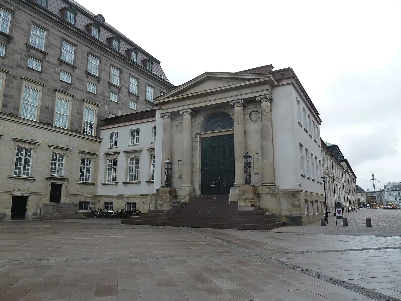 Bygningen, der huser Danmarks Højesteret, ligger ved Christiansborg på Slotsholmen i København. Fotoet viser placeringen i byens rets- og institutionsområde.