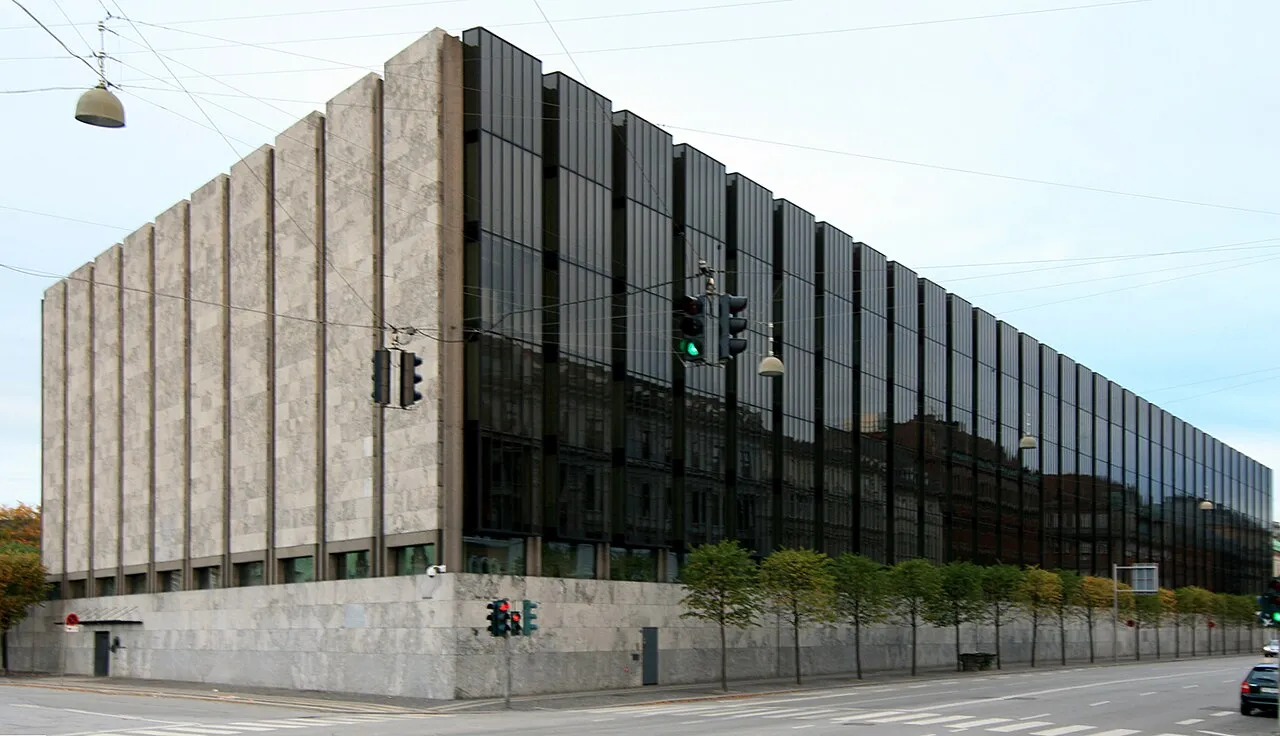 Danmarks Nationalbank på Havnegade 5 i København. Bygningen er opført i perioden 1965-1971 med arkitekter fra Arne Jacobsen og Dissing + Weitling A/S.