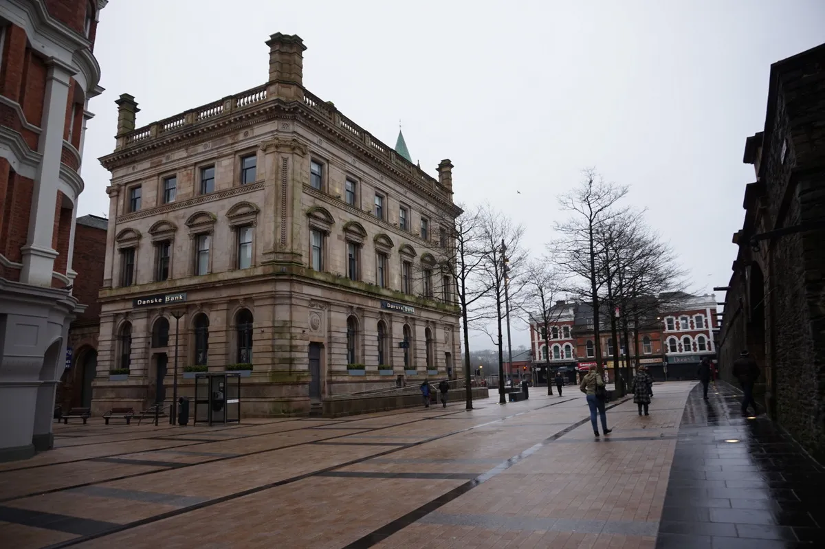 Foto af Danske Bank i et bymiljø. Billedet viser bankens facade og omgivelser.