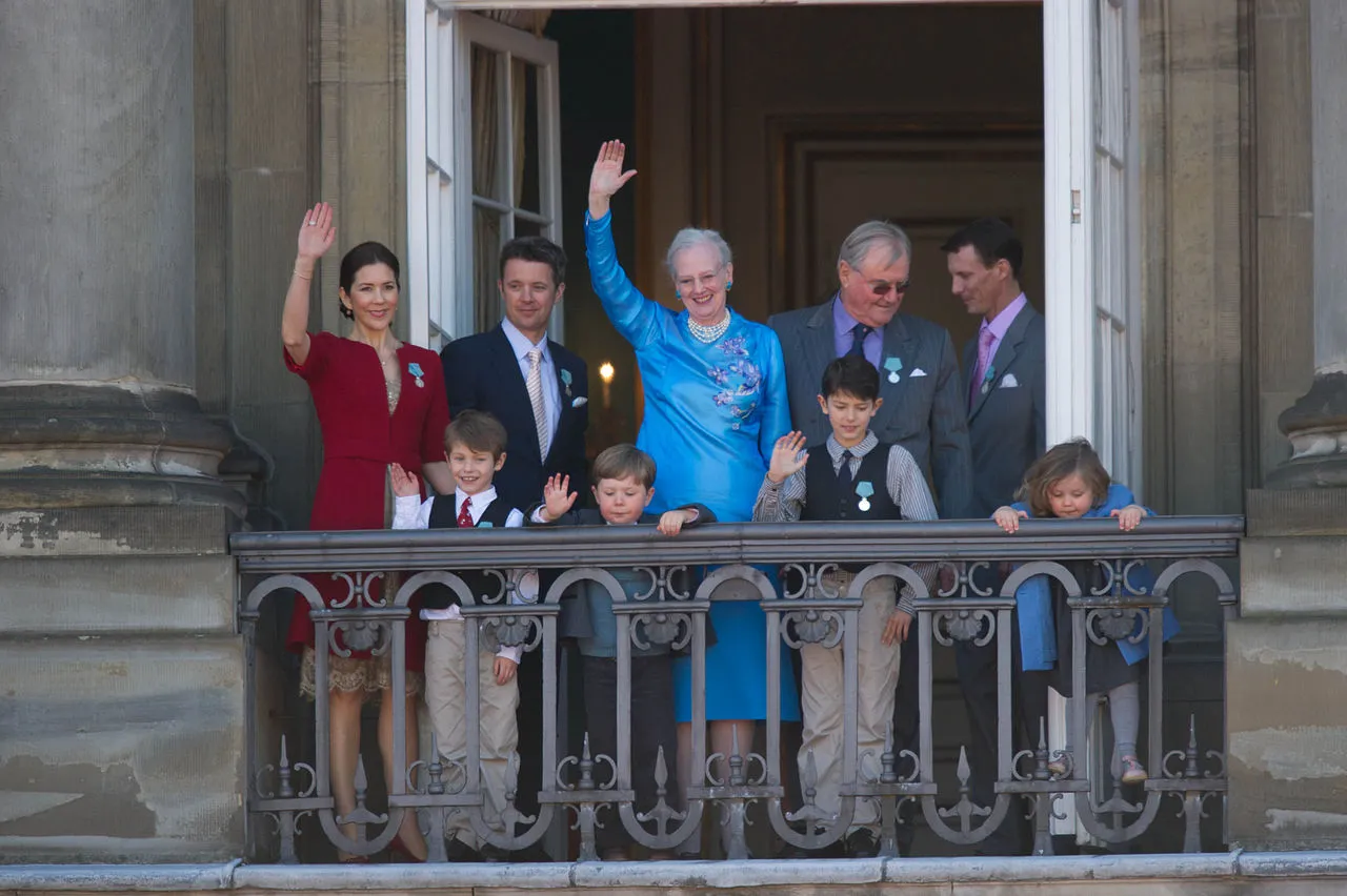 Kongefamilien i Danmark samlet under dronning Margrethe II’s 70-års fødselsdag den 16. april 2010. Billedet viser familien i en officiel sammenhæng.