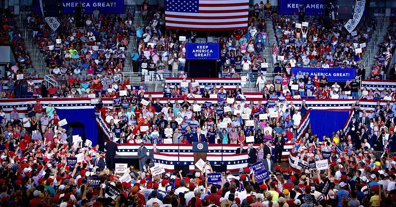 Donald Trump præsenterer sig ved et MAGA-rally i Greenville, North Carolina, under præsidentvalgkampen i 2020.