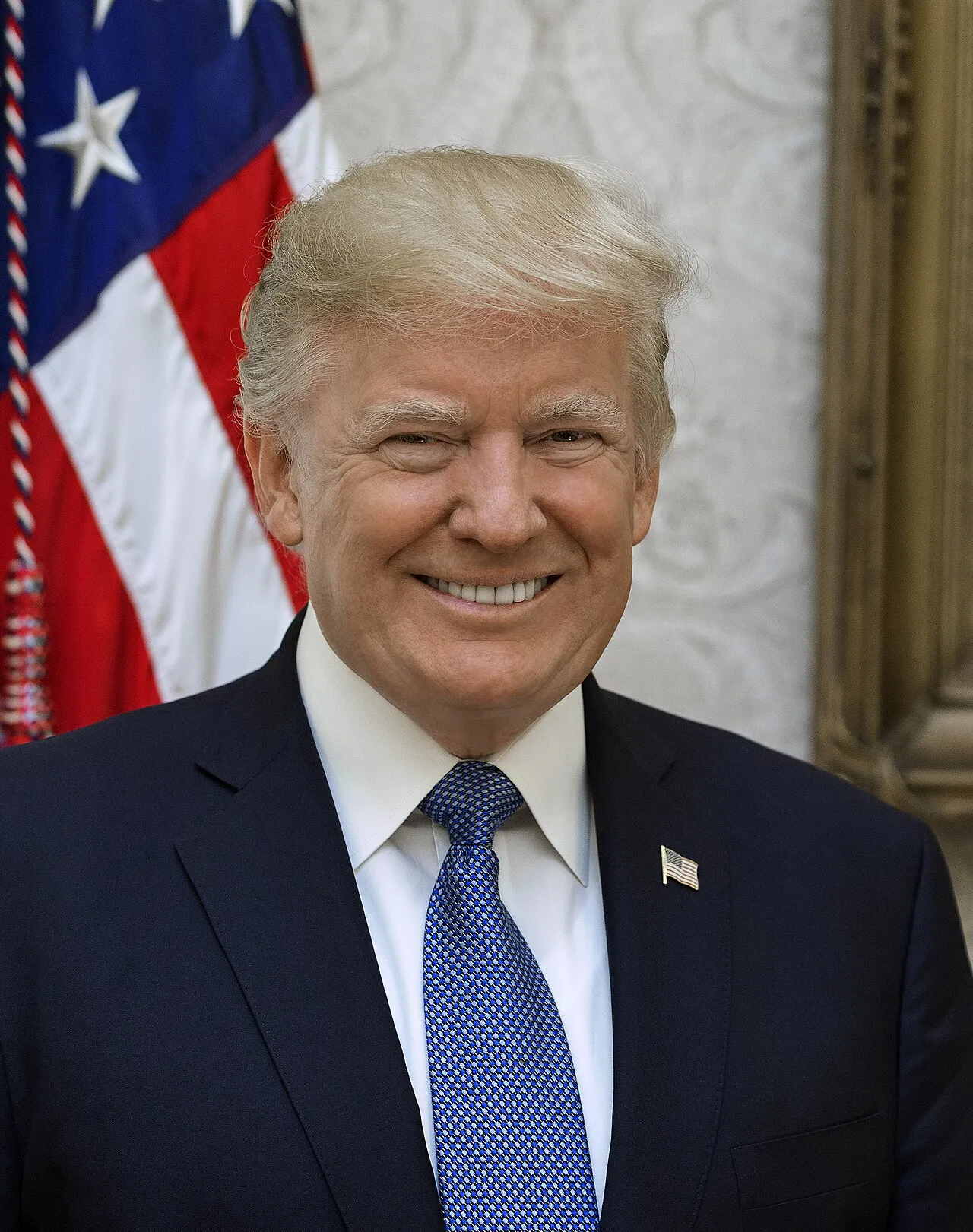 Præsident Donald Trump poserer til sit officielle portræt i Det Hvide Hus i Washington, D.C. Billedet er taget den 6. oktober 2017.