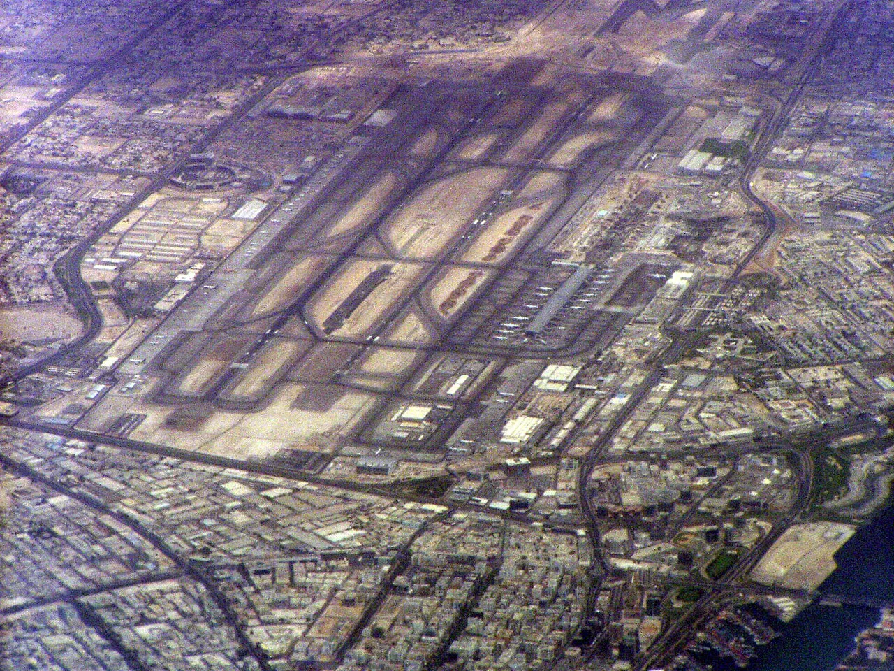 Udsigt over Dubai Lufthavn fra et fly under indflyvning. Billedet viser lufthavnsområdet i Dubai, De Forenede Arabiske Emirater.