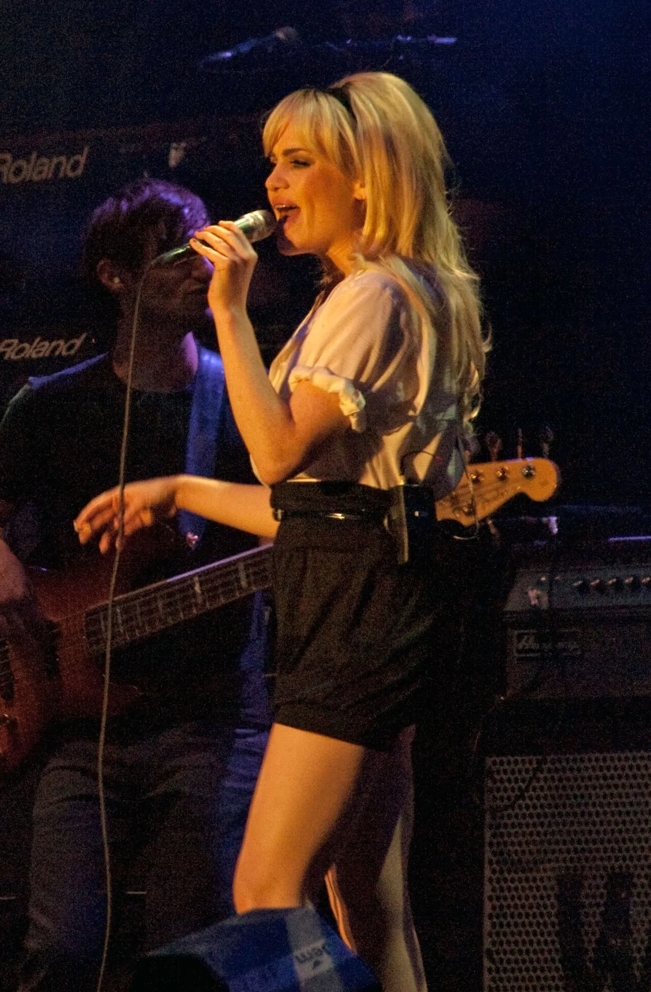Duffy står på scenen under SOS 4.8-festivalen i 2009. Billedet fanger en koncertstemning med publikum og lys i baggrunden.