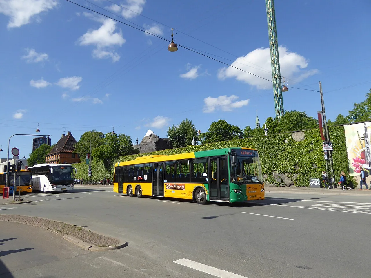 En ekstra bus kører på Bernstorffsgade i Vesterbro under musikfestivalen Distortion. Bussen transporterer festivalgæster mellem Københavns Hovedbanegård og Refshaleøen.