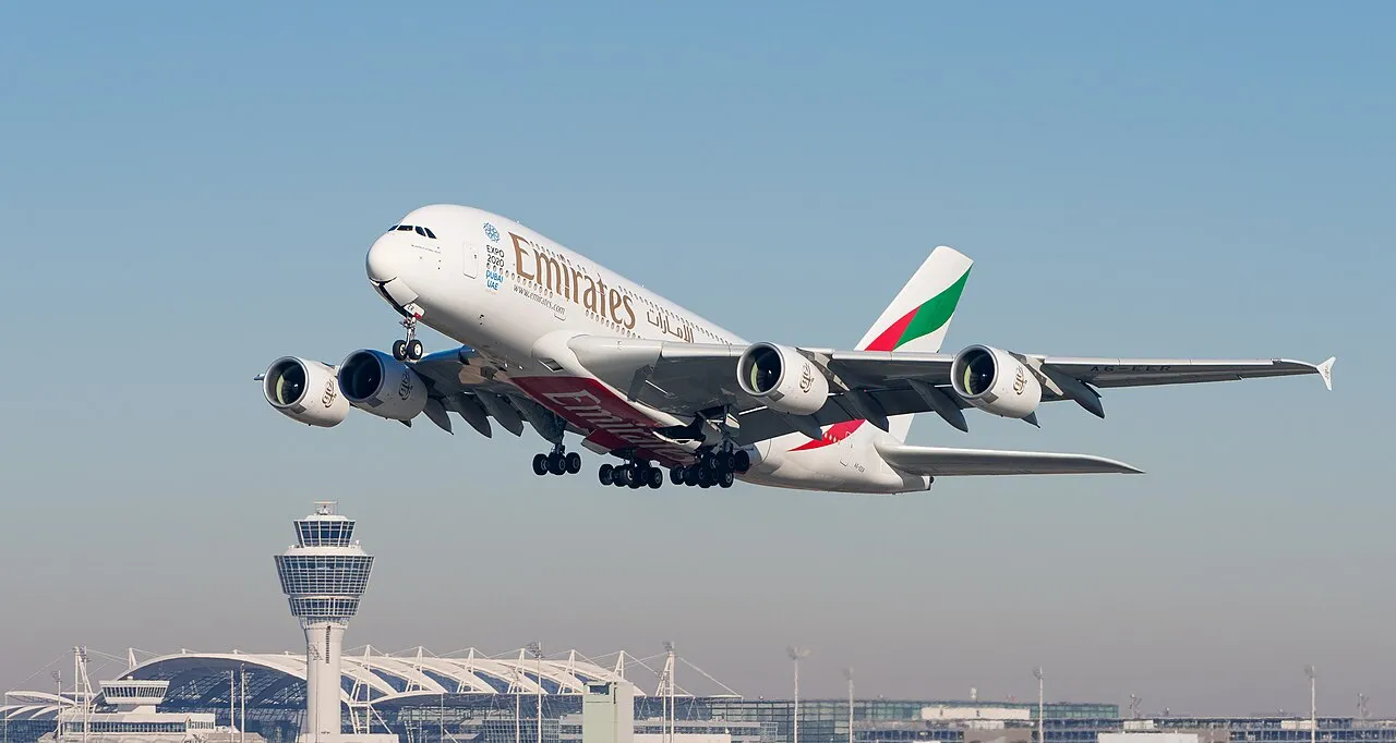 Et Emirates Airbus A380-861 fly i München.