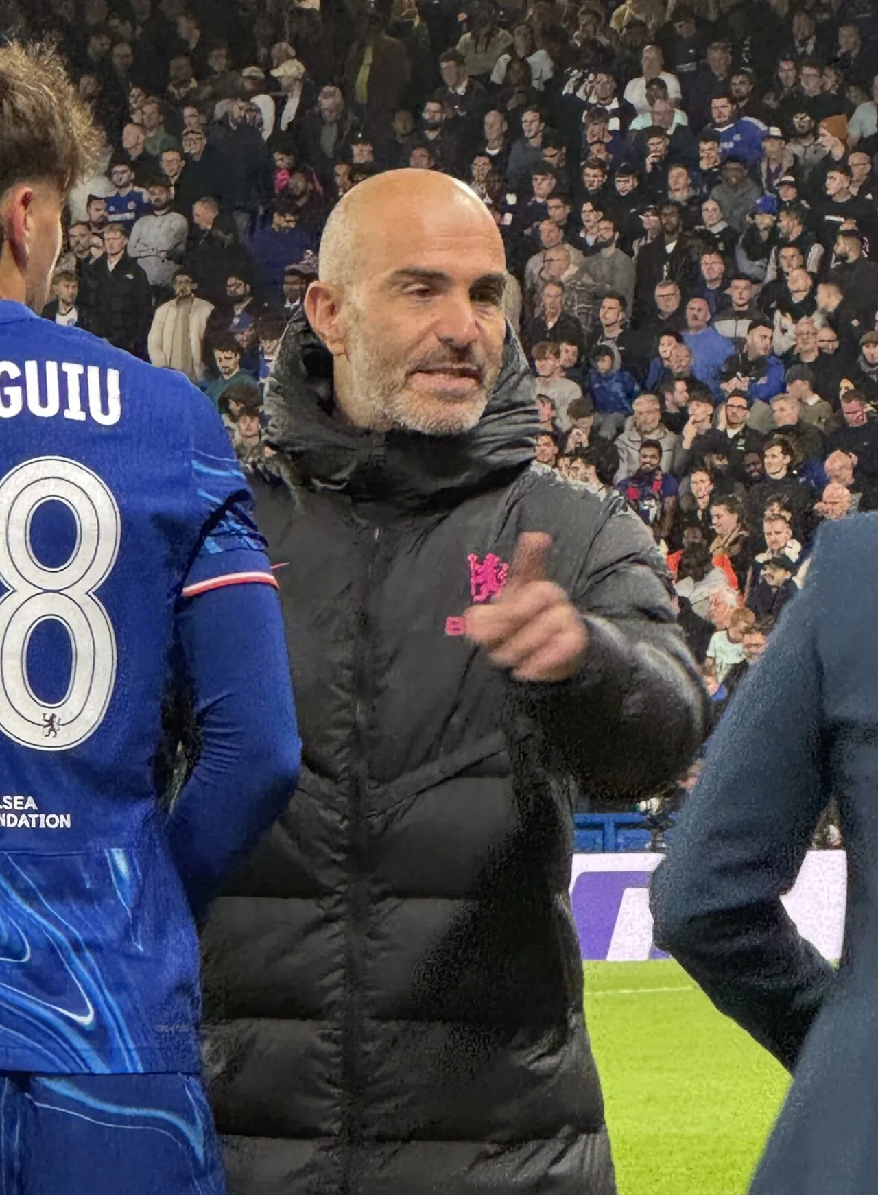 Enzo Maresca giver instruktioner til udskiftningsspillere under en kamp. Han er manager for Chelsea.