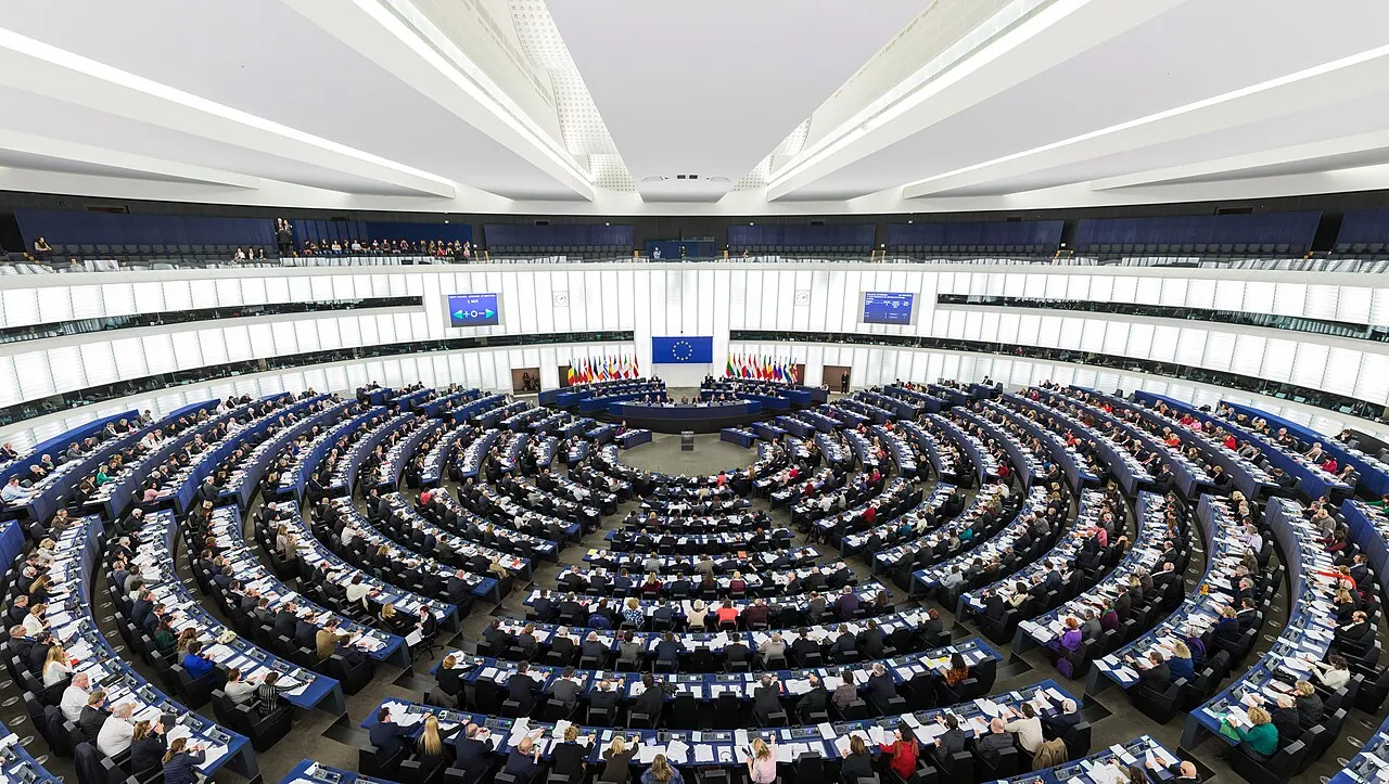 Hemicyklen i Europa-Parlamentet i Strasbourg under en plenarsession. Billedet viser det parlamentariske rum og stemningen i salen.