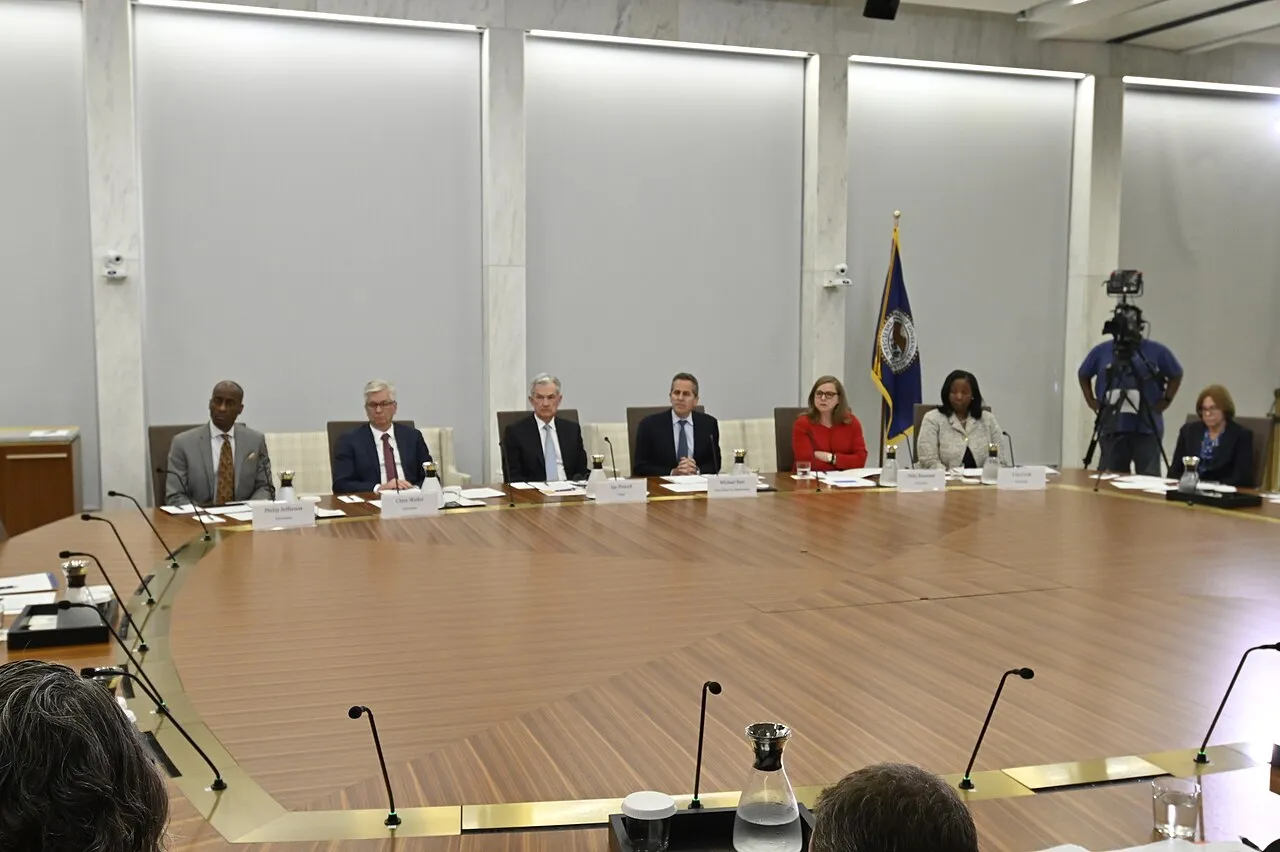 Medlemmer af Federal Reserve Board drøfter forslag til nye regler og justeringer i bankernes gebyrer. Billedet viser et åbent bestyrelsesmøde i juli 2023.