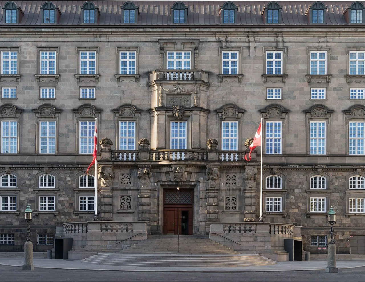 Indgangen til den danske Folketing-bygning på Christiansborg i København. Billedet viser facaden og arkitekturen ved parlamentet.