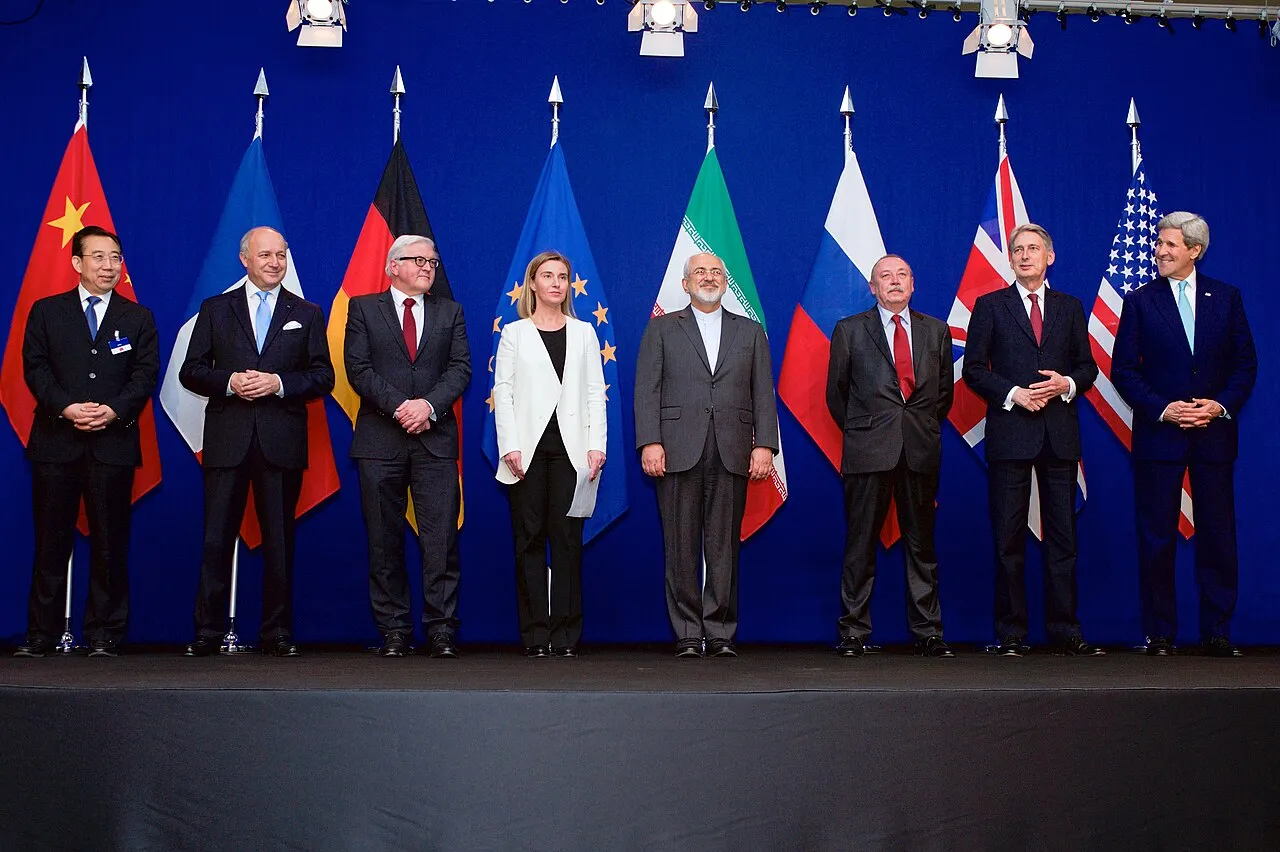 Udenrigsministrene fra P5+1-landene, EU og Iran står samlet i forbindelse med annonceringen af en rammeaftale om Irans atomprogram. Billedet er taget i “Forum Rolex” på EPFL Learning Centre i Lausanne.