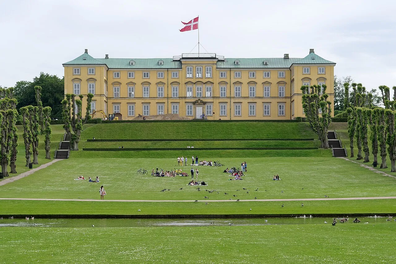 Frederiksberg Slot set i Frederiksberg, Danmark. Fotografiet fremhæver bygningens markante arkitektur og placering i bymiljøet.