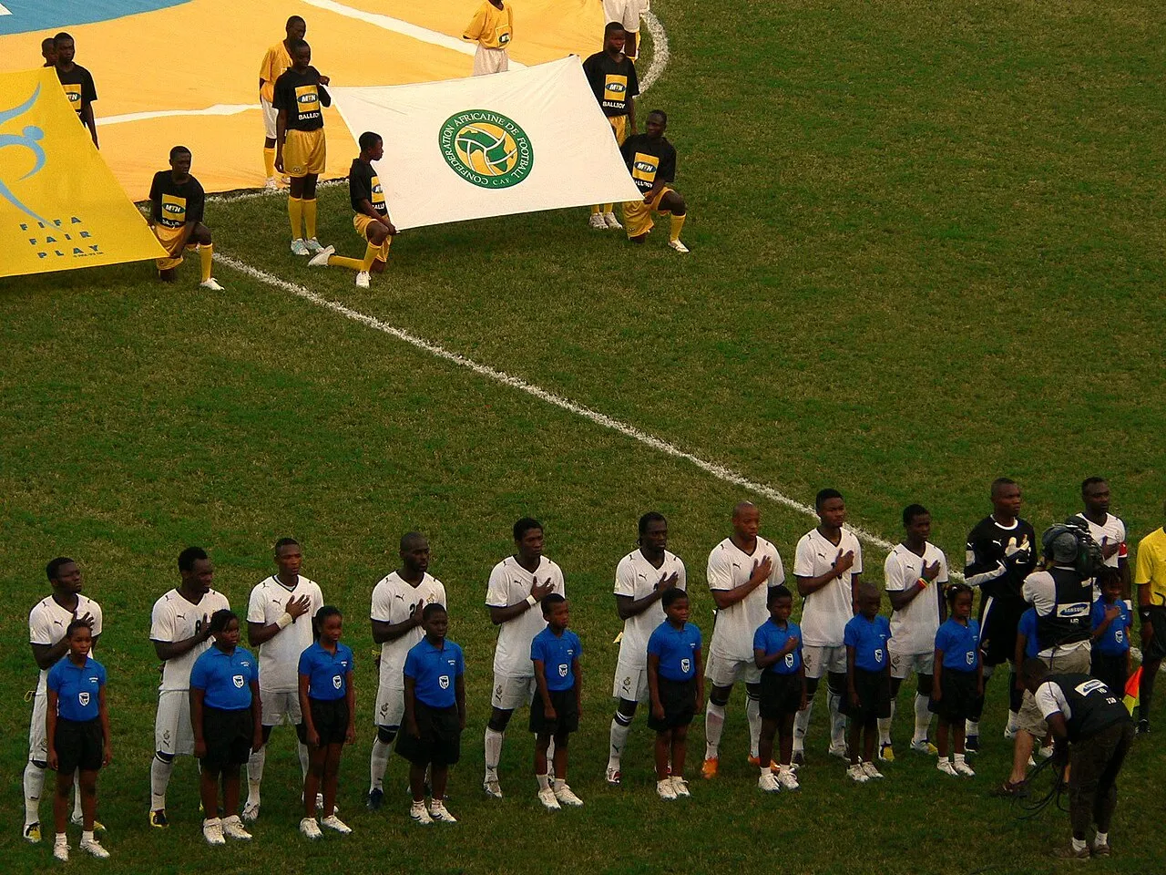 Ghanas landshold, Black Stars, står i en holdopstilling før en kamp ved Africa Cup of Nations 2008 mod Nigeria. Billedet viser spillerne samlet før kampstart.