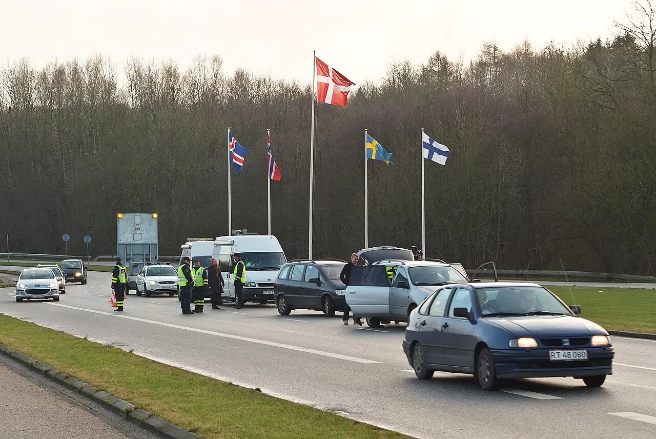 Billedet viser grænsekontrol på den danske side ved Kruså. Selvom Schengen-aftalen gælder, kan der stadig foretages tilfældige kontroller.