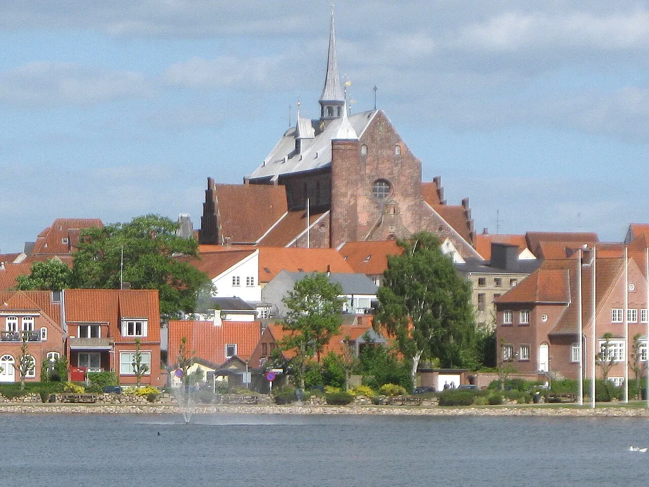 Haderslev Domkirke i Haderslev i Sønderjylland. Billedet viser domkirkens ydre i et bynært miljø.