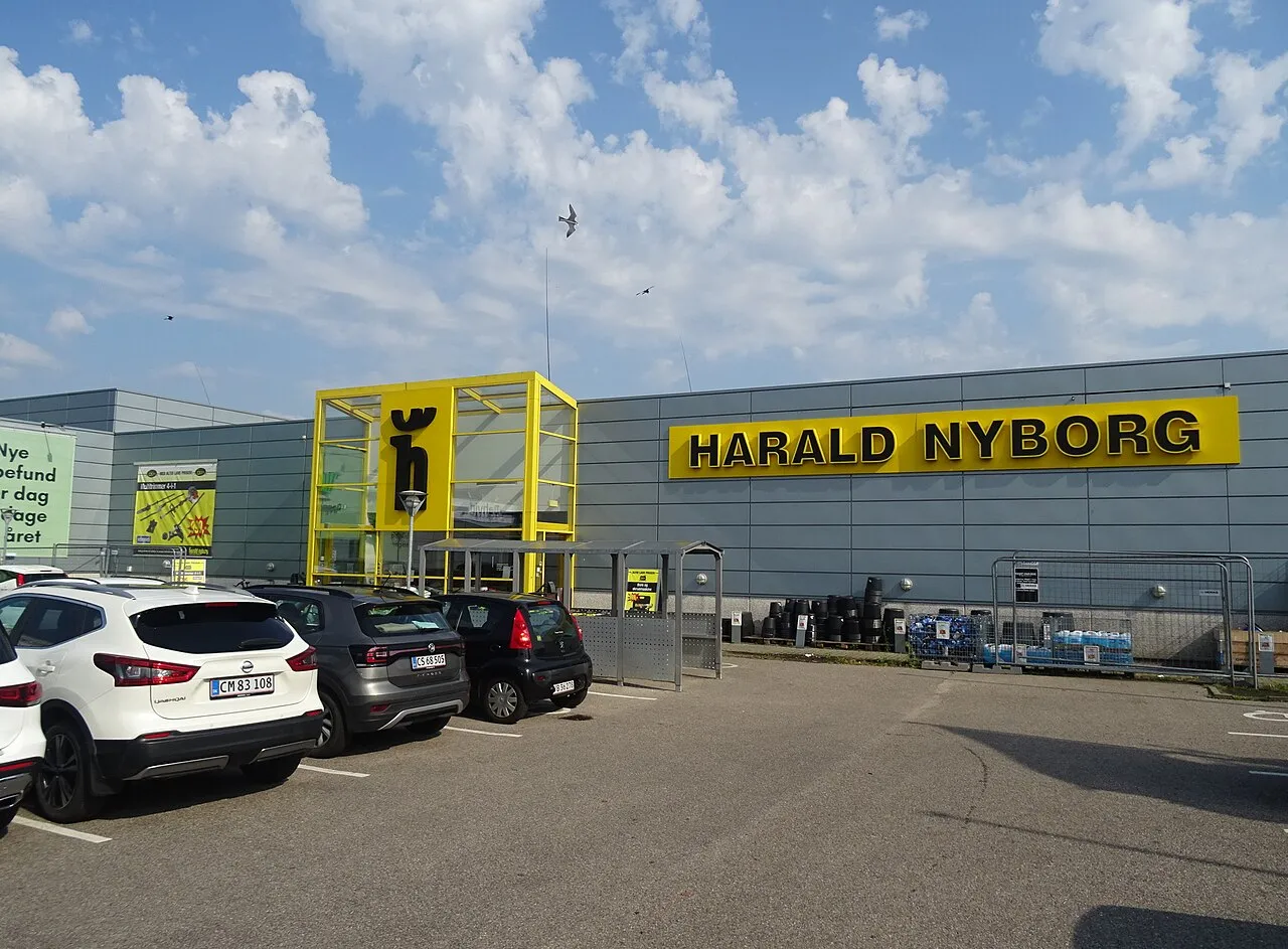 Facade og butikslokation for Harald Nyborg i Trekroner i Roskilde, Danmark. Billedet viser butiksmiljøet i dagslys.
