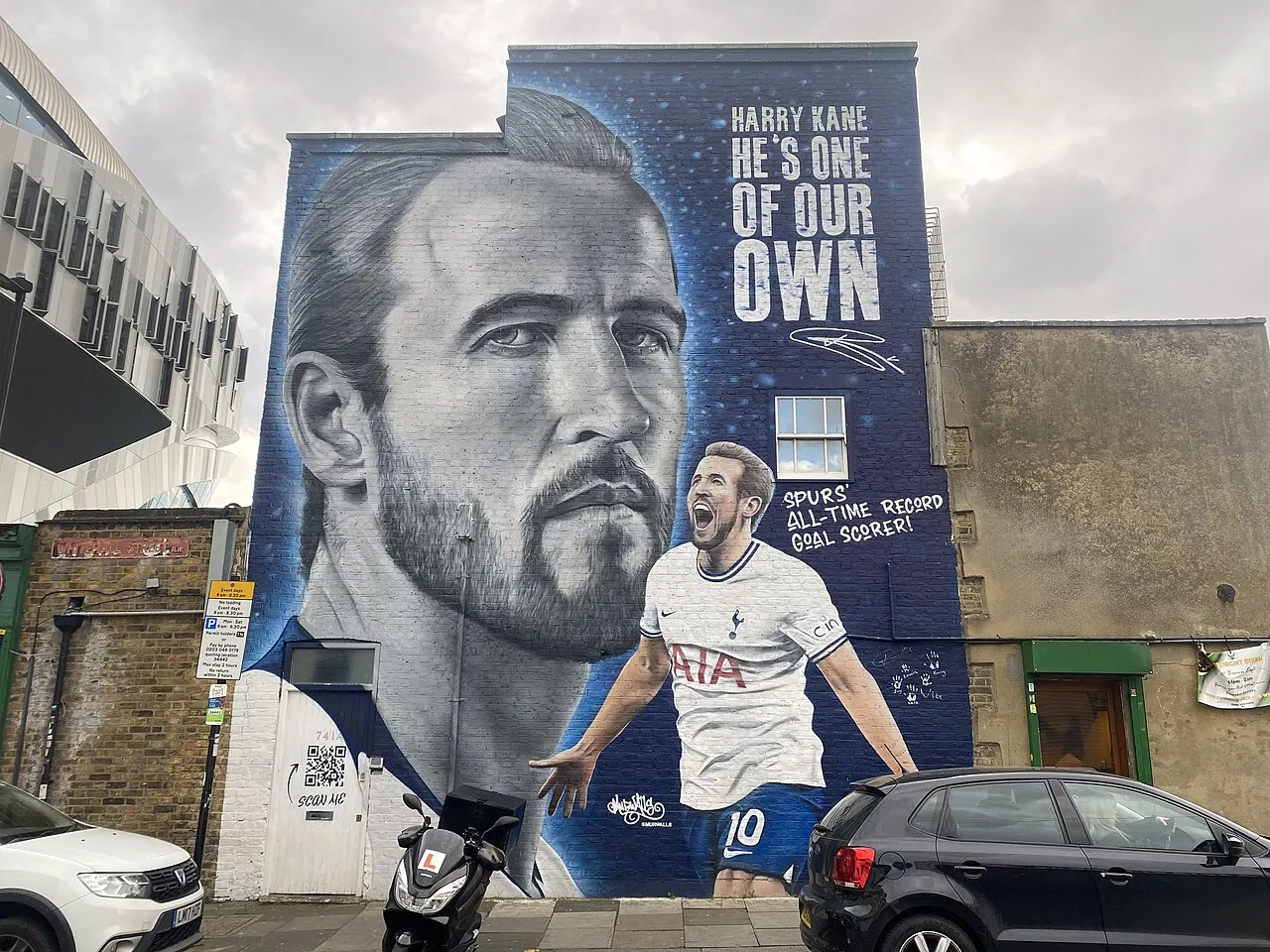 Et mural af fodboldspilleren Harry Kane uden for Tottenham Hotspur Stadium. Billedet viser Kane i en kunstnerisk vægudsmykning.