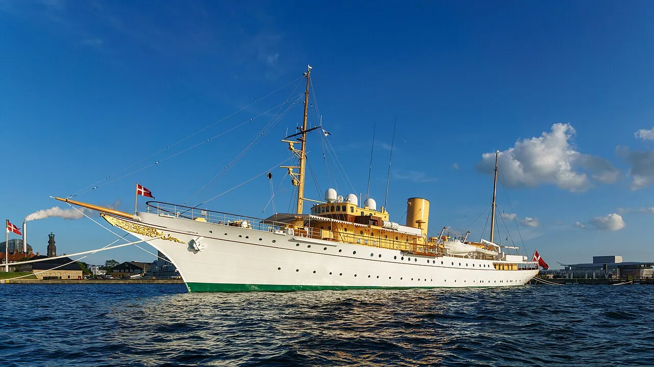 Billedet viser skibet HDMY Dannebrog i København. Det kan bruges i artikler om kongehusets maritime aktiviteter og dansk skibshistorie.