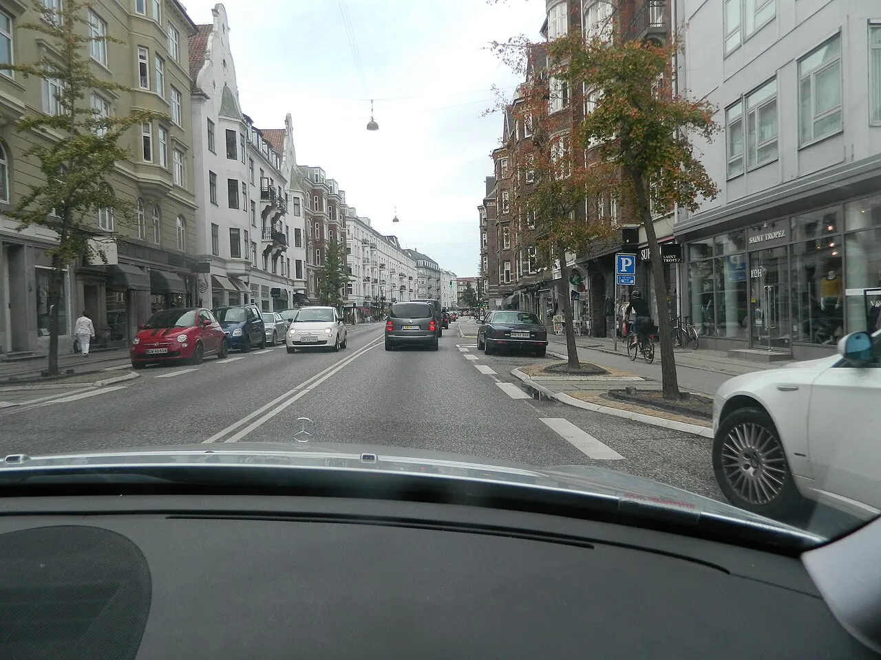 Gaden Strandvejen i det nordlige København-distrikt Hellerup.