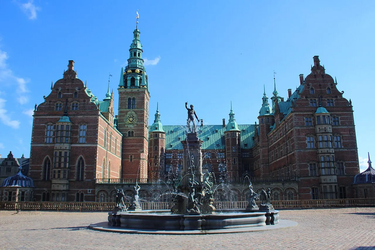 Et billede fra Hillerød, der viser byens omgivelser. Motivet giver et samlet indtryk af området.