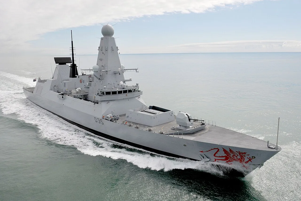 Royal Navy’s destroyer HMS Dragon (Type 45) ses under øvelser i Den Engelske Kanal. Skibet er udstyret med avancerede luftforsvarssystemer og indgår i en moderne klasse af destroyere.