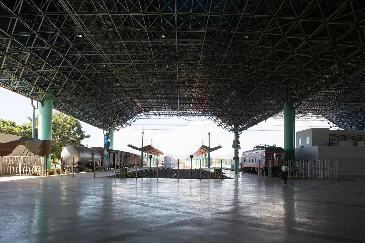 Hovedbanegården i Santiago de Cuba, som også fungerer som Viazul busterminal. Billedet viser en central transportknudepunkt i byen.