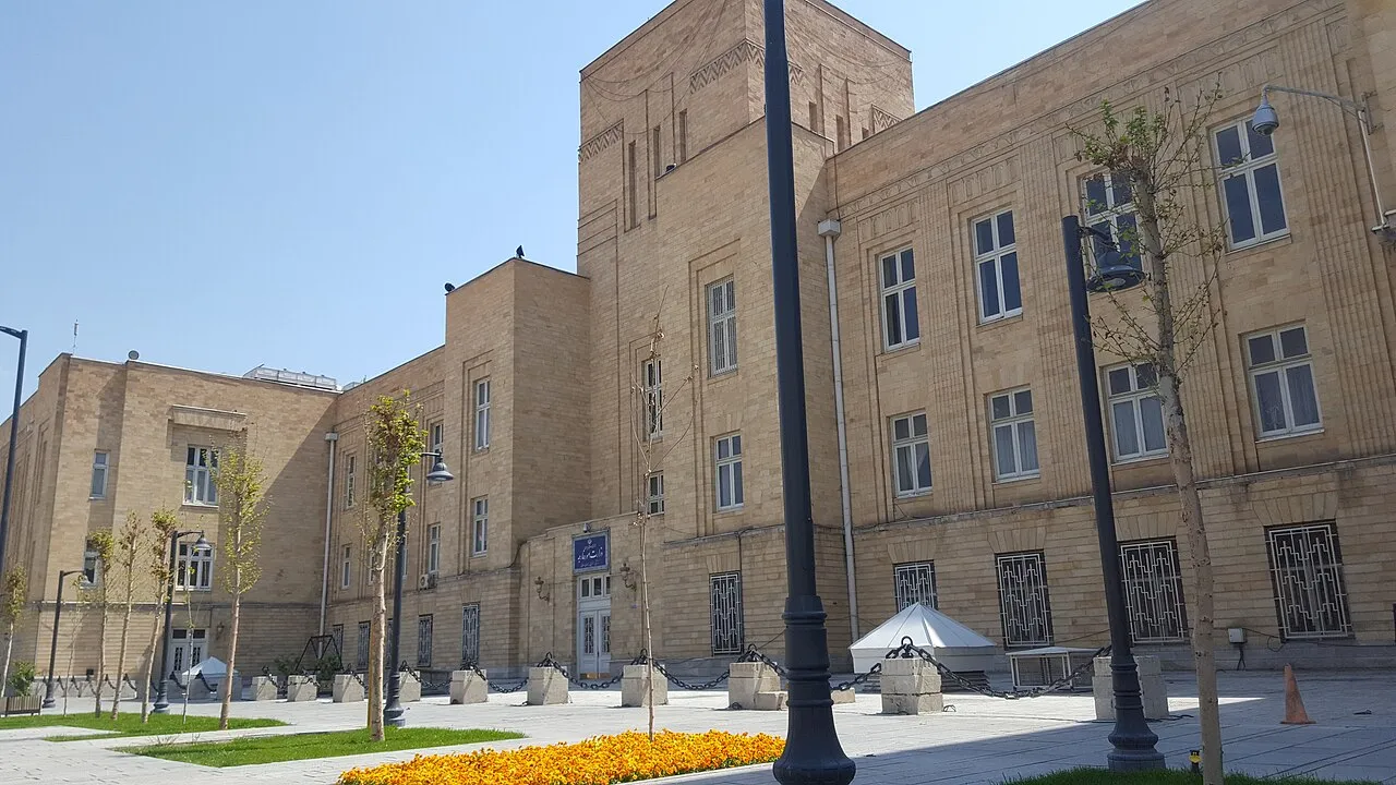 Et foto af hovedbygningen for Irans udenrigsministerium. Billedet viser bygningens facade og arkitektoniske udtryk.