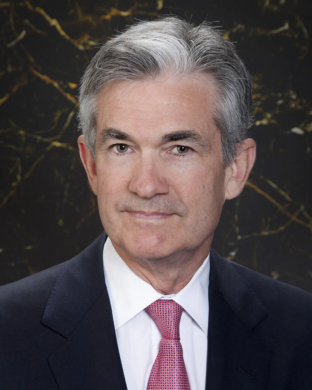 Officielt portræt af Jerome H. Powell. Billedet er taget i forbindelse med hans rolle som guvernør i Federal Reserve.