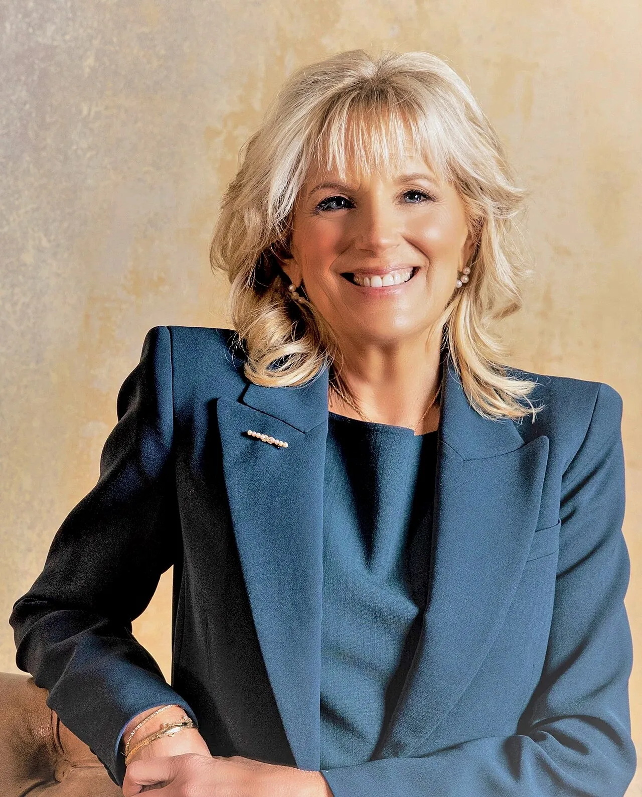 Jill Biden ses i et officielt portræt som First Lady of the United States. Billedet er et beskåret udsnit af det første officielle portræt.