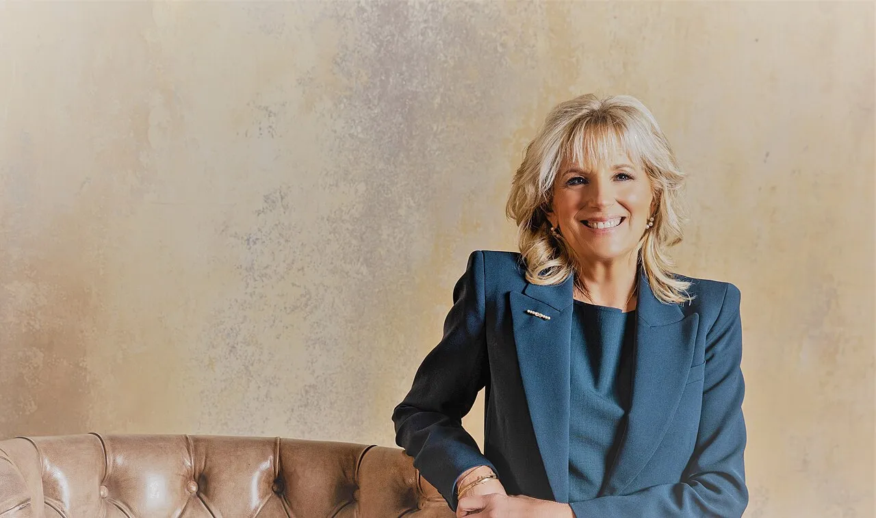 Jill Biden ses i et officielt portræt som First Lady of the United States. Billedet er det første officielle portræt i denne sammenhæng.