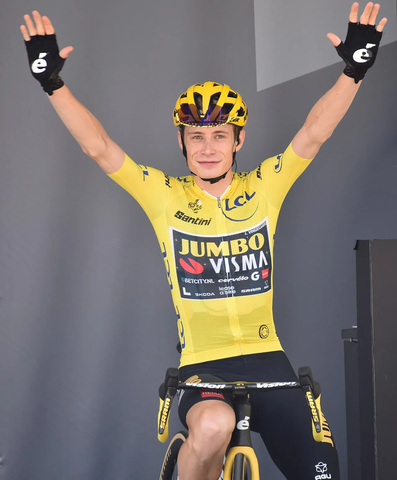 Jonas Vingegaard fejrer sin sejr som vinder af Tour de France 2023. Billedet viser ham i sejrssammenhæng efter et af cykelsportens største løb.
