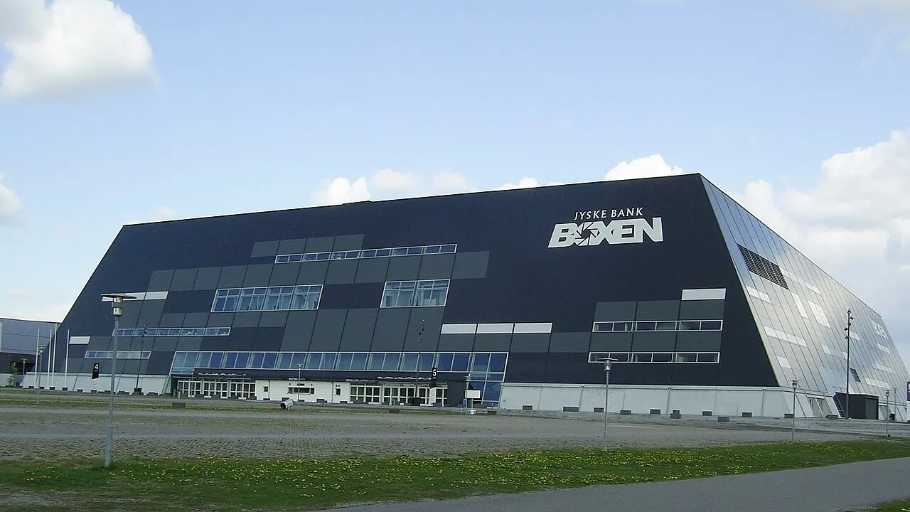 Jyske Bank Boxen set ved Messecenter Herning. Bygningen fremstår som et markant vartegn i området.