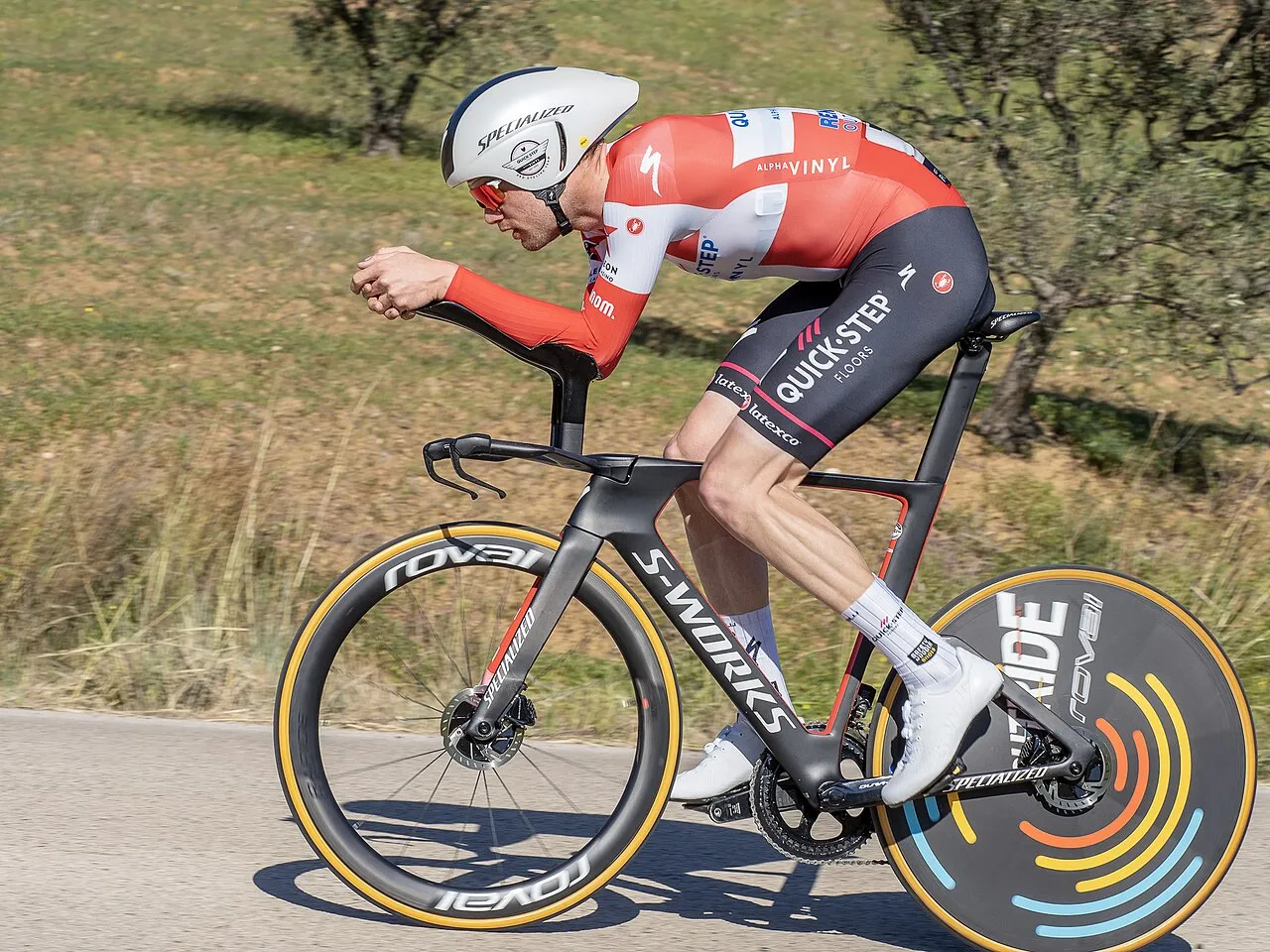 Kasper Asgreen deltager i cykelløbet Volta ao Algarve i 2022. Her ses han i fuld fart under løbet.