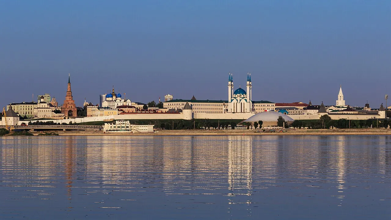 Et eksteriørbillede af Kazan Kremlins bygningskompleks i Rusland. Fotoet viser dele af Kremlins arkitektur og omgivelser.